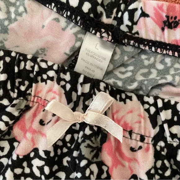 Marilyn Monroe Black & Pink Floral Cami and Short Pajama Set - Picture 4 of 14